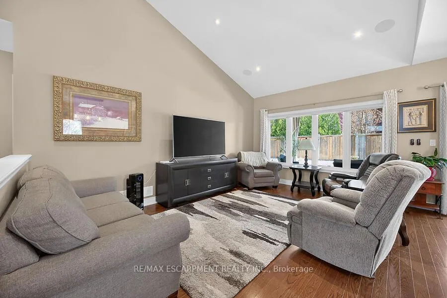 Photo 9 of 19 Lampman Drive, Pelham, Fenwick — HOMEH