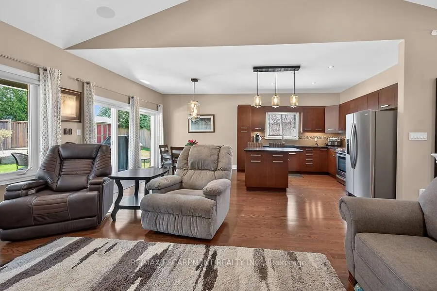Photo 10 of 19 Lampman Drive, Pelham, Fenwick — HOMEH