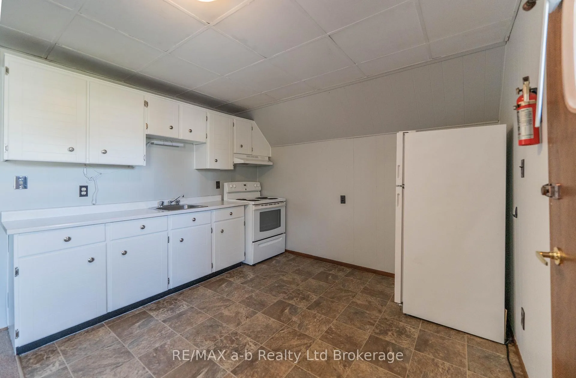 Photo 5 of Unit Unit A, 10 Mckenzie Street, Tillsonburg — HOMEH
