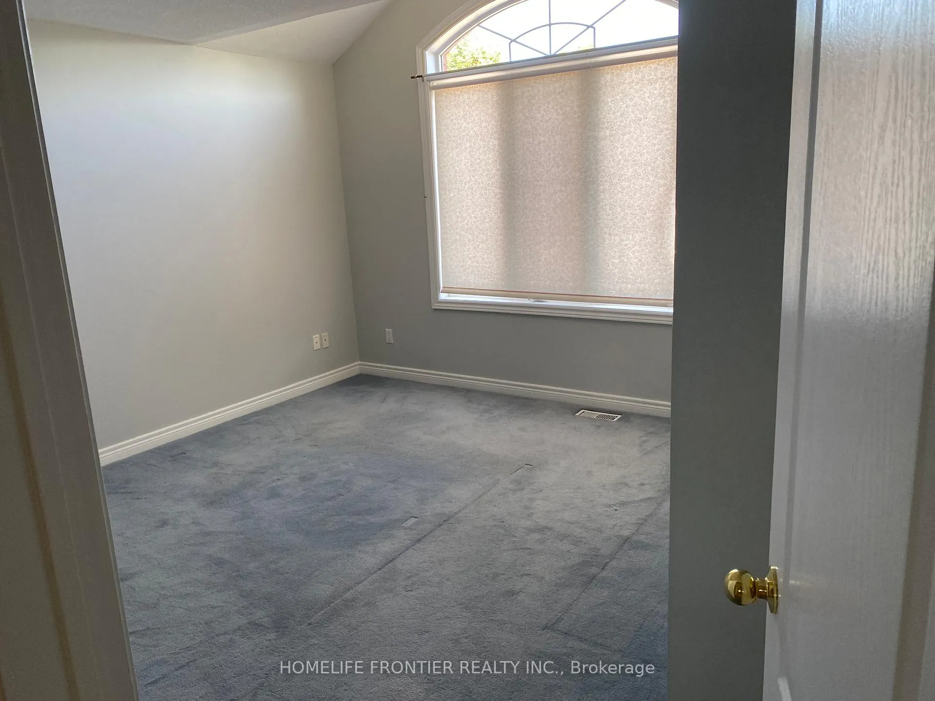 Photo 4 of 87 Estate Garden Drive, Richmond Hill, Oak Ridges — HOMEH