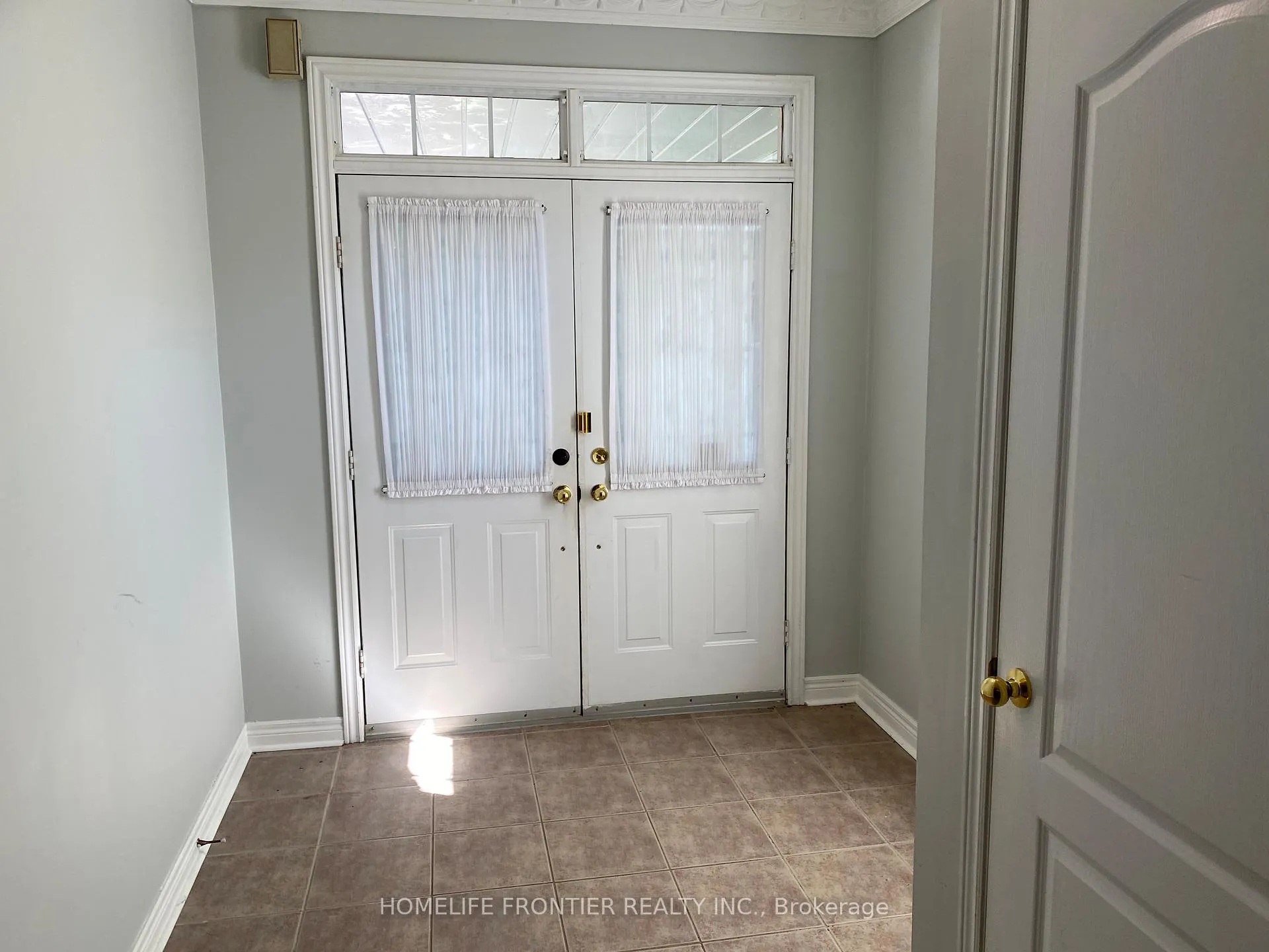 Photo 5 of 87 Estate Garden Drive, Richmond Hill, Oak Ridges — HOMEH