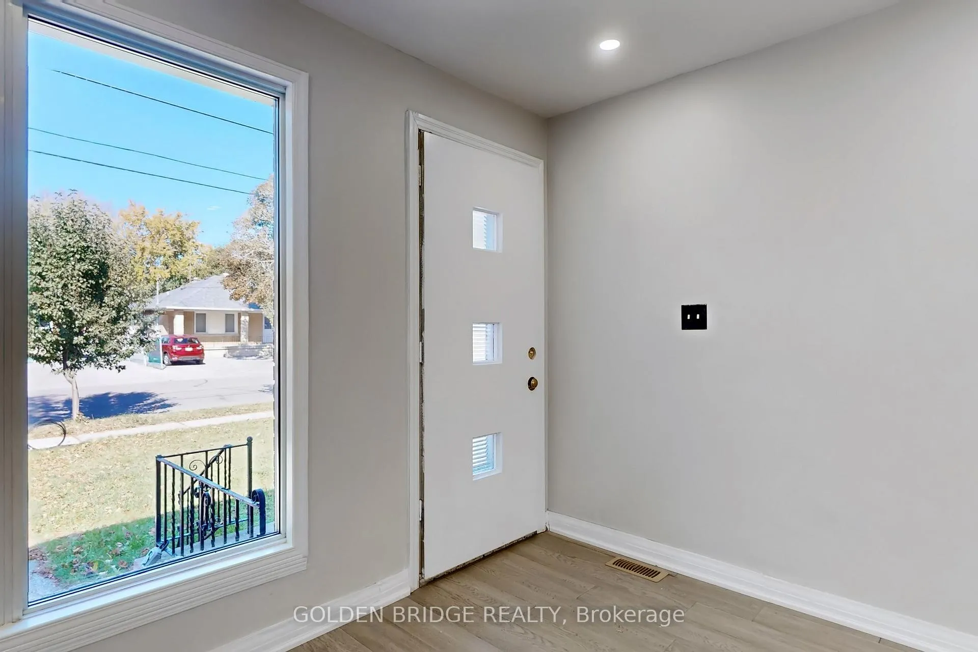 Photo 3 of 438 Centre Street E, Richmond Hill, Crosby — HOMEH