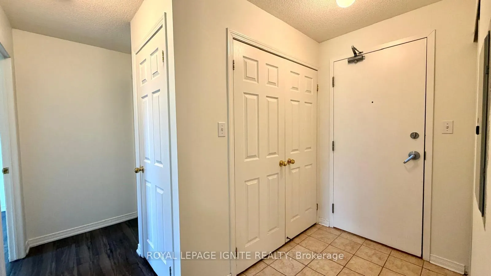 Photo 5 of Unit 209, 94 Aspen Springs Drive, Clarington, Bowmanville — HOMEH