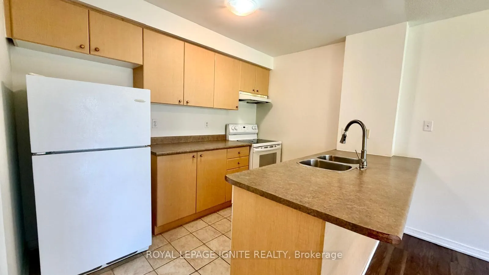 Photo 6 of Unit 209, 94 Aspen Springs Drive, Clarington, Bowmanville — HOMEH