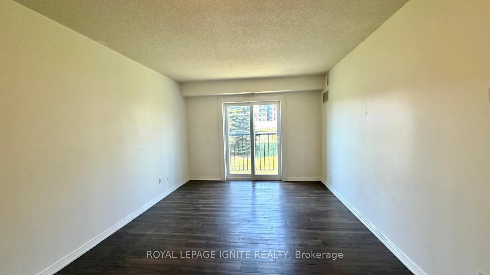 Photo 10 of Unit 209, 94 Aspen Springs Drive, Clarington, Bowmanville — HOMEH