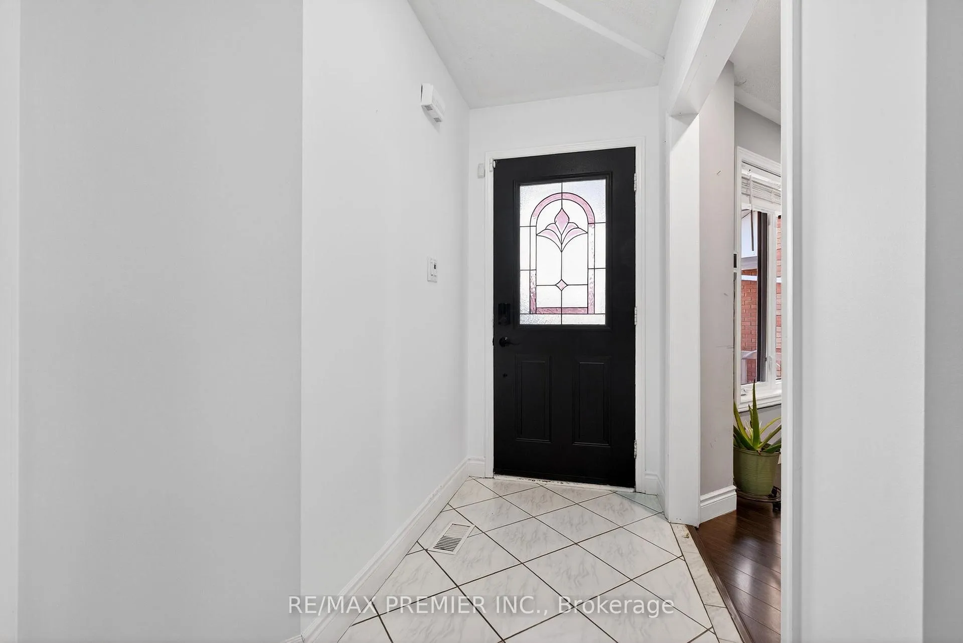 Photo 7 of 12 Bayview Street, Brampton, Northwood Park — HOMEH