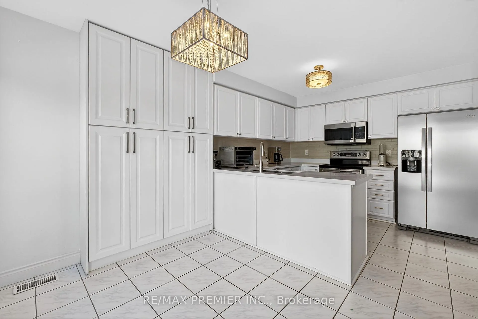 Photo 16 of 12 Bayview Street, Brampton, Northwood Park — HOMEH