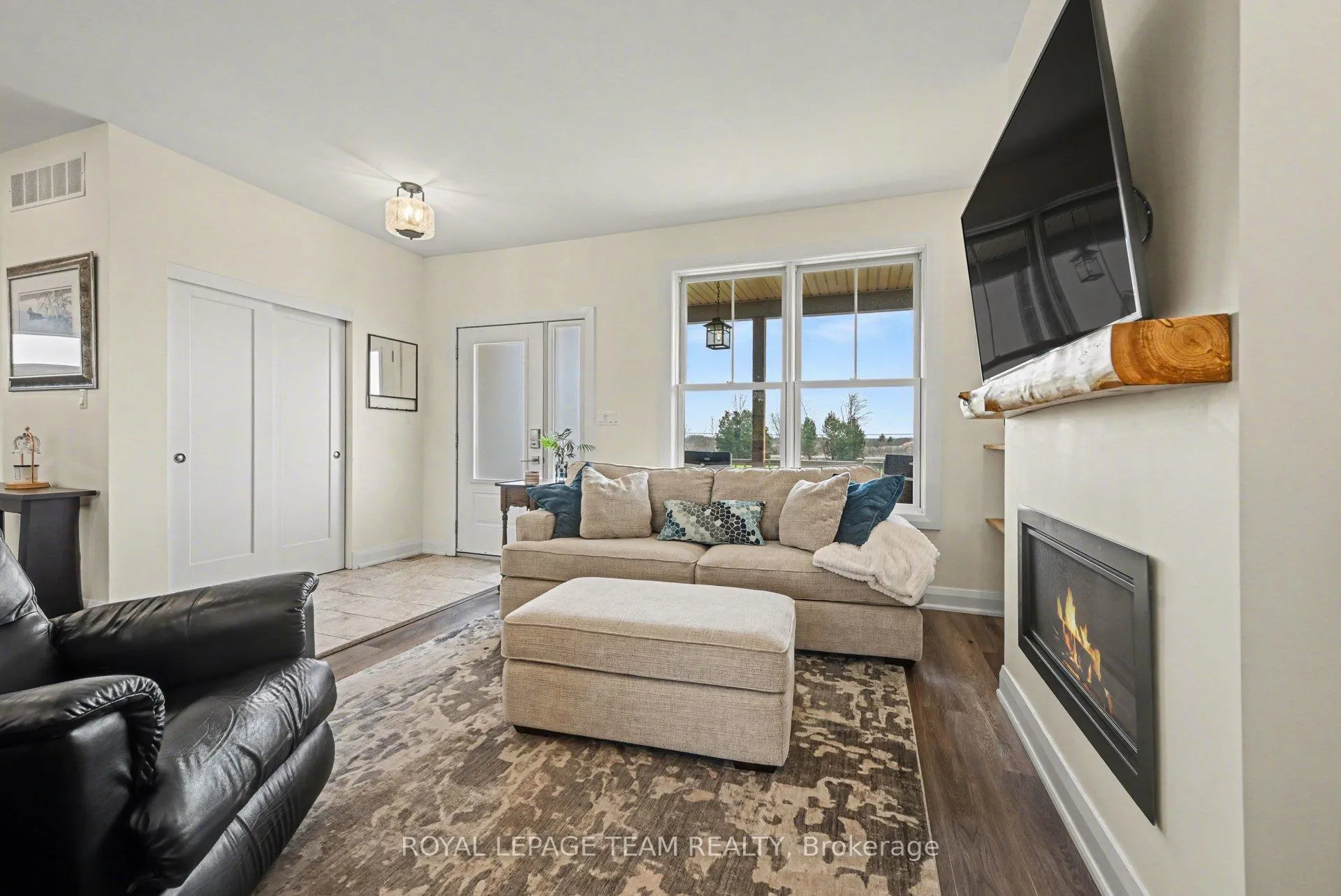 Photo 5 of 121 Grasshopper Lane, Ottawa, Kanata - Kanata (North East) — HOMEH