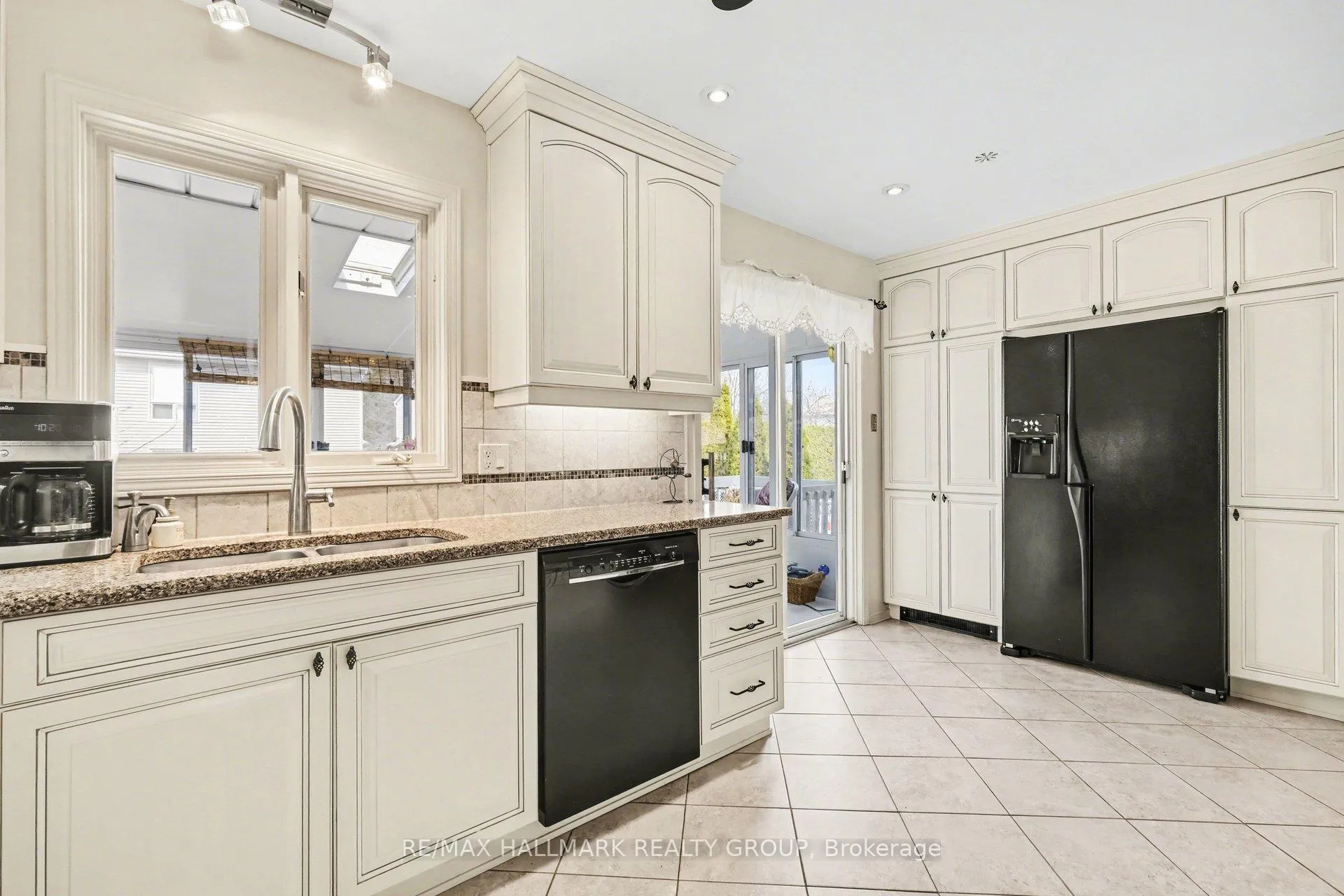 Photo 10 of 641 Wilkie Drive, Ottawa, Fallingbrook/Pineridge — HOMEH