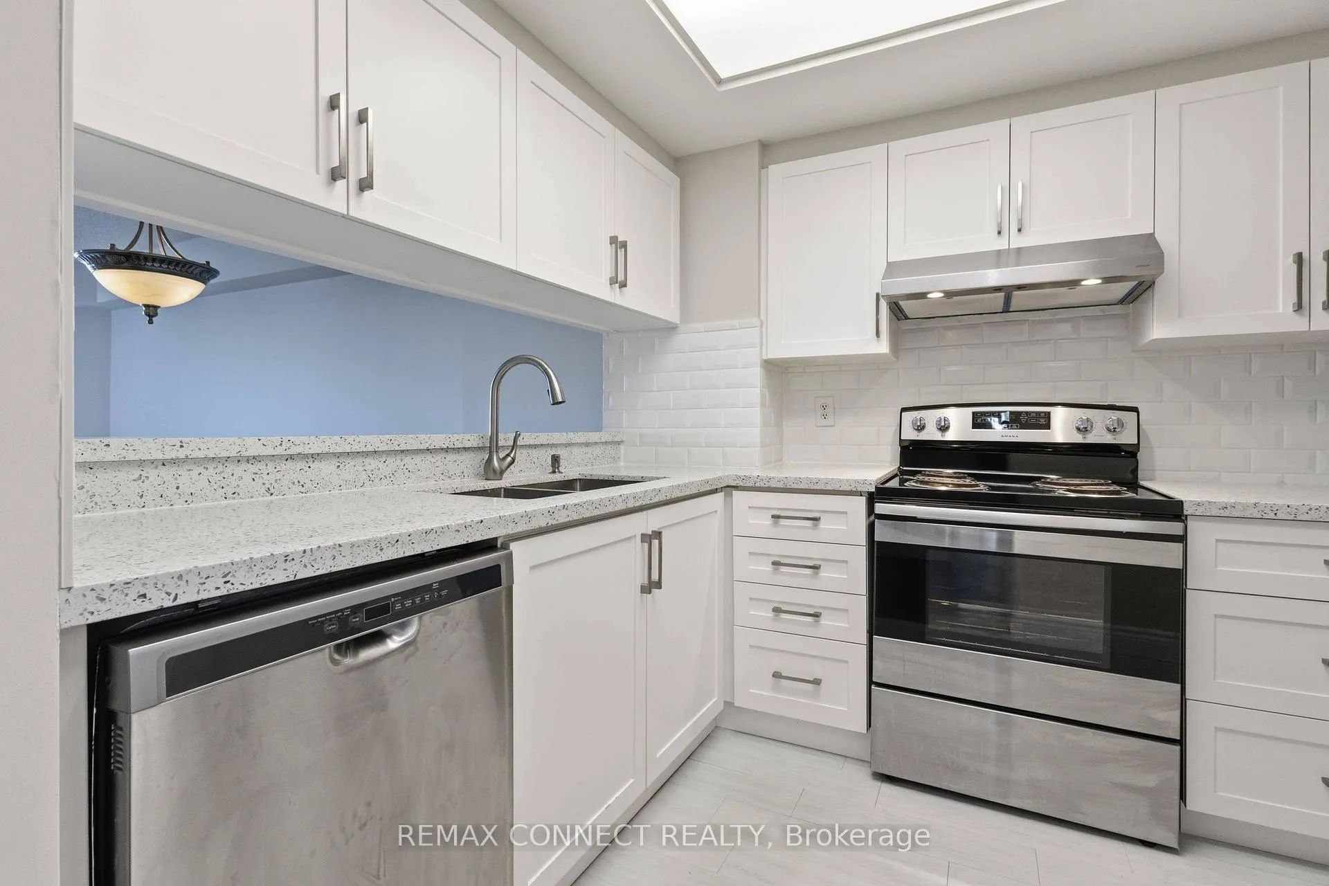 Photo 6 of Unit 814, 712 Rossland Road, Whitby, Pringle Creek — HOMEH