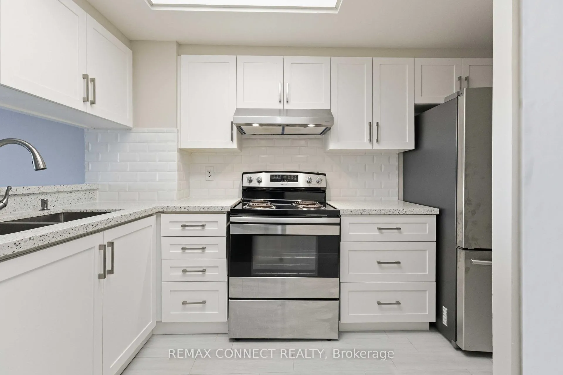 Photo 9 of Unit 814, 712 Rossland Road, Whitby, Pringle Creek — HOMEH