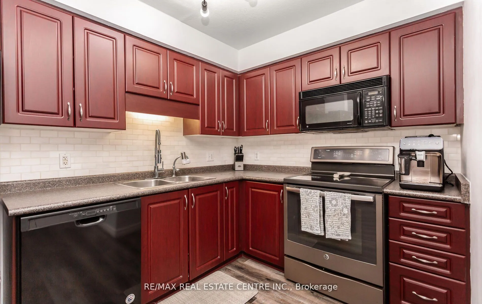 Photo 9 of 230 Sophia Crescent, Kitchener — HOMEH