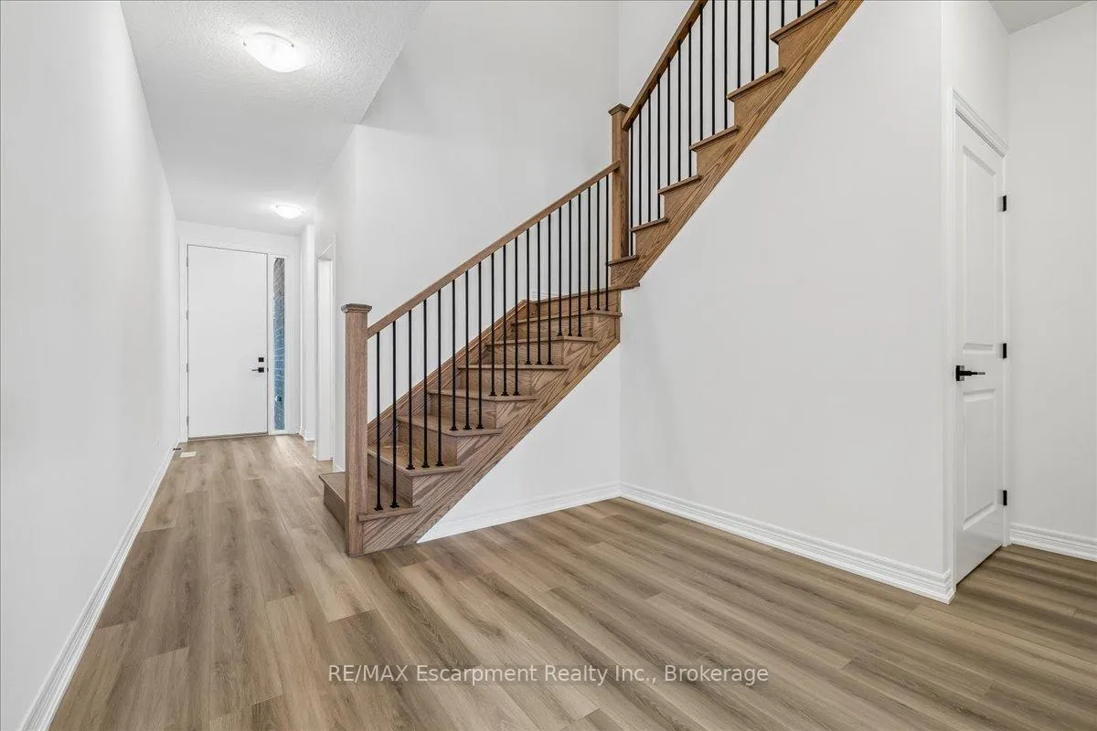 Photo 5 of 68 Valley Trail Place, Hamilton, Waterdown — HOMEH