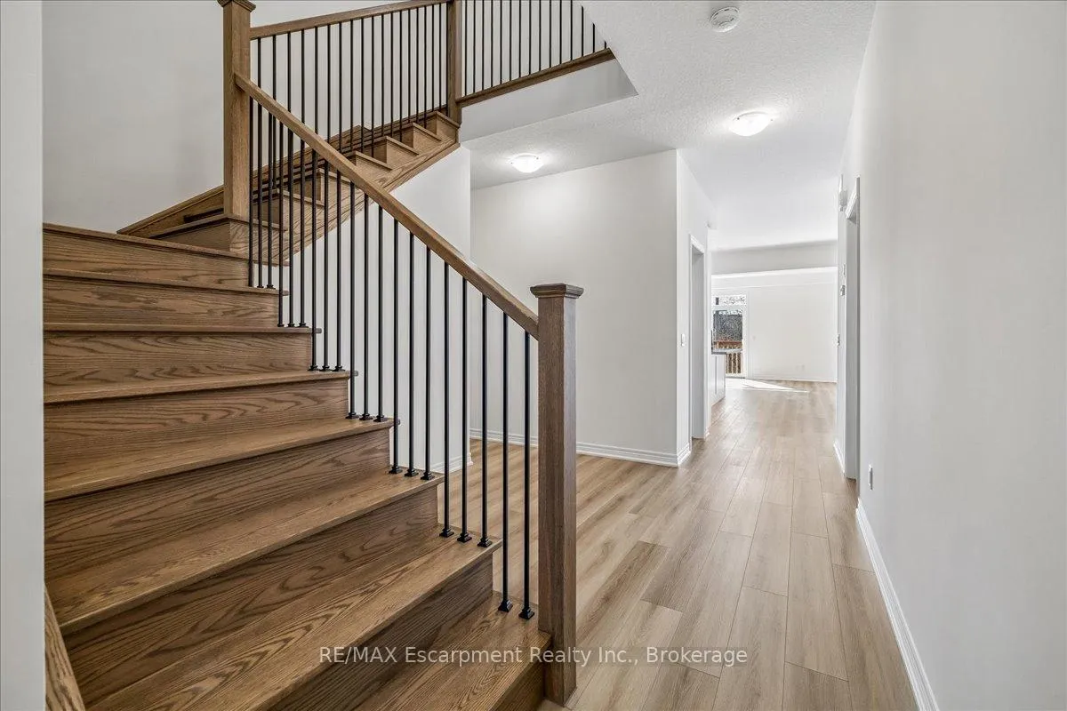 Photo 8 of 68 Valley Trail Place, Hamilton, Waterdown — HOMEH