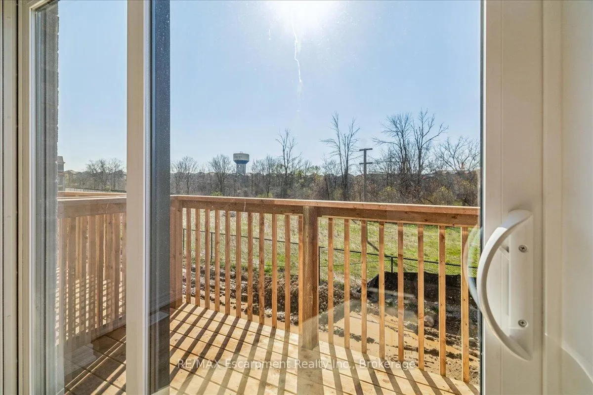 Photo 10 of 68 Valley Trail Place, Hamilton, Waterdown — HOMEH