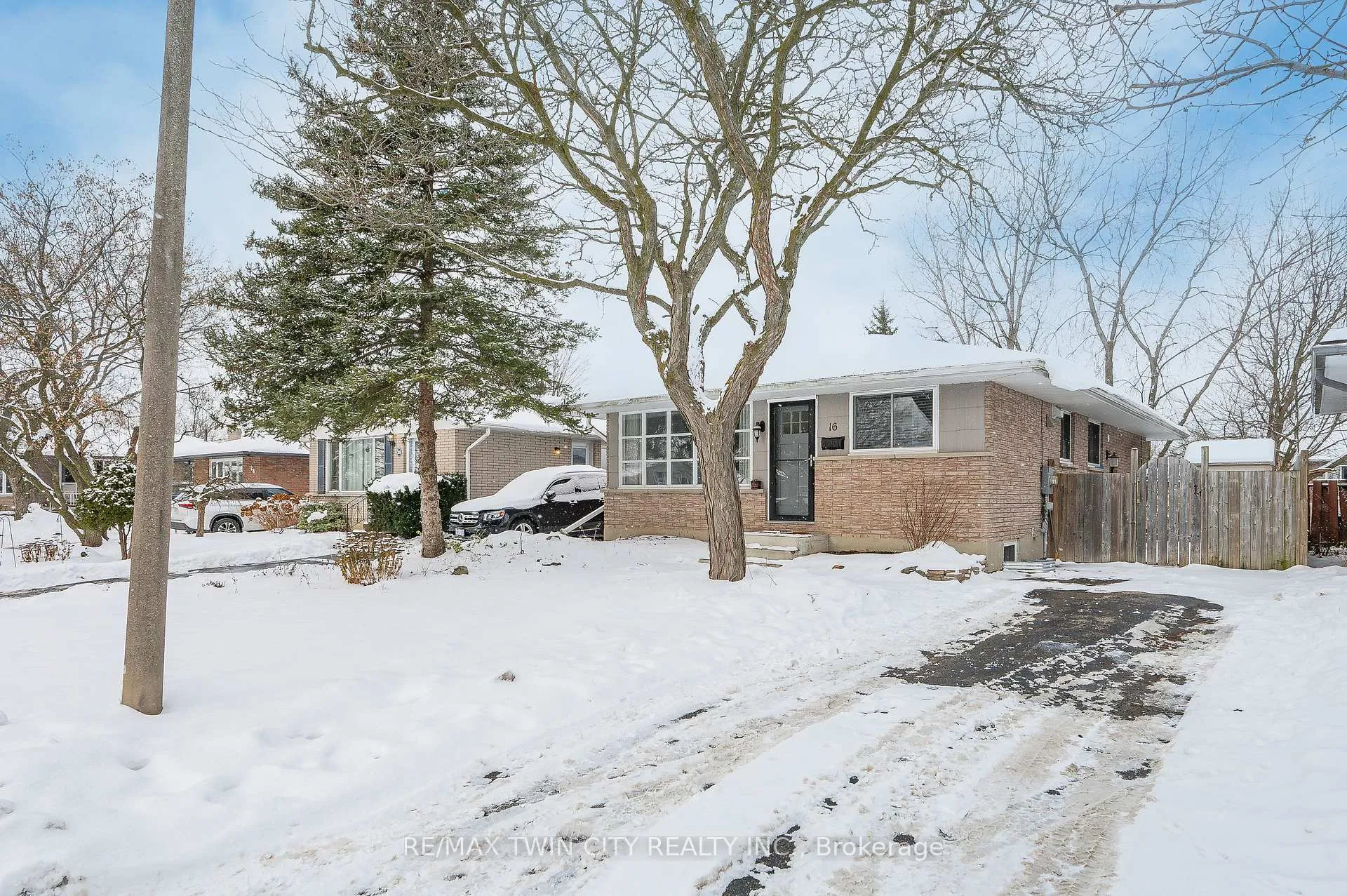 Photo 3 of 16 Overlea Crescent, Kitchener — HOMEH