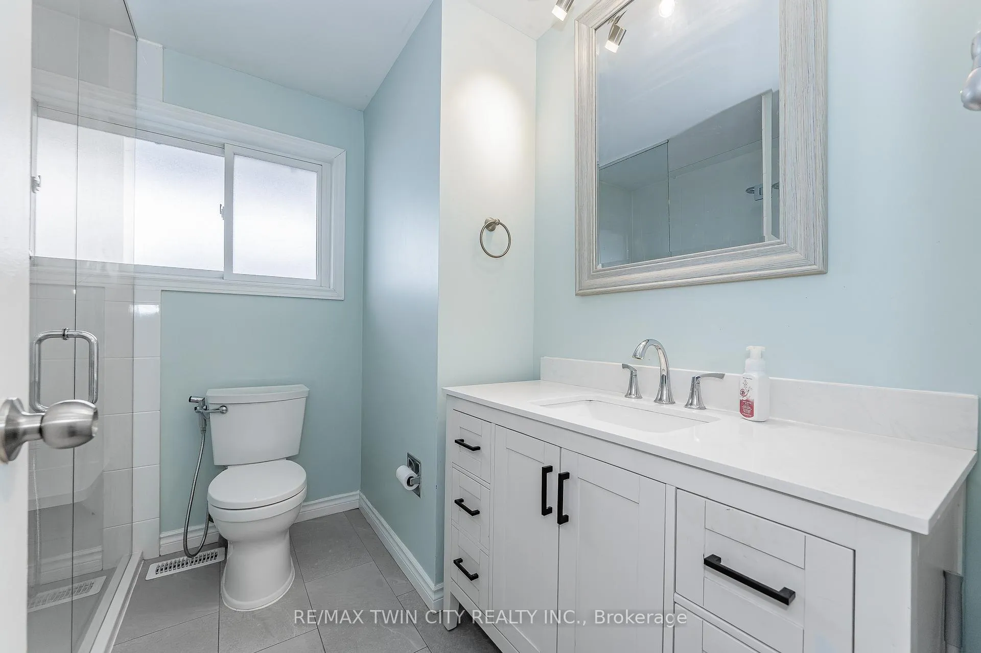 Photo 17 of 16 Overlea Crescent, Kitchener — HOMEH