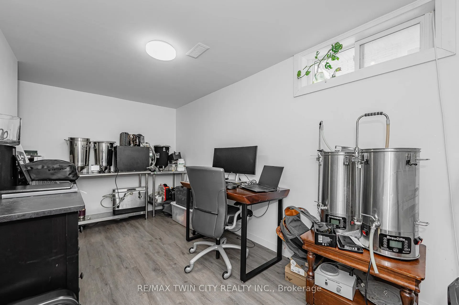 Photo 31 of 16 Overlea Crescent, Kitchener — HOMEH