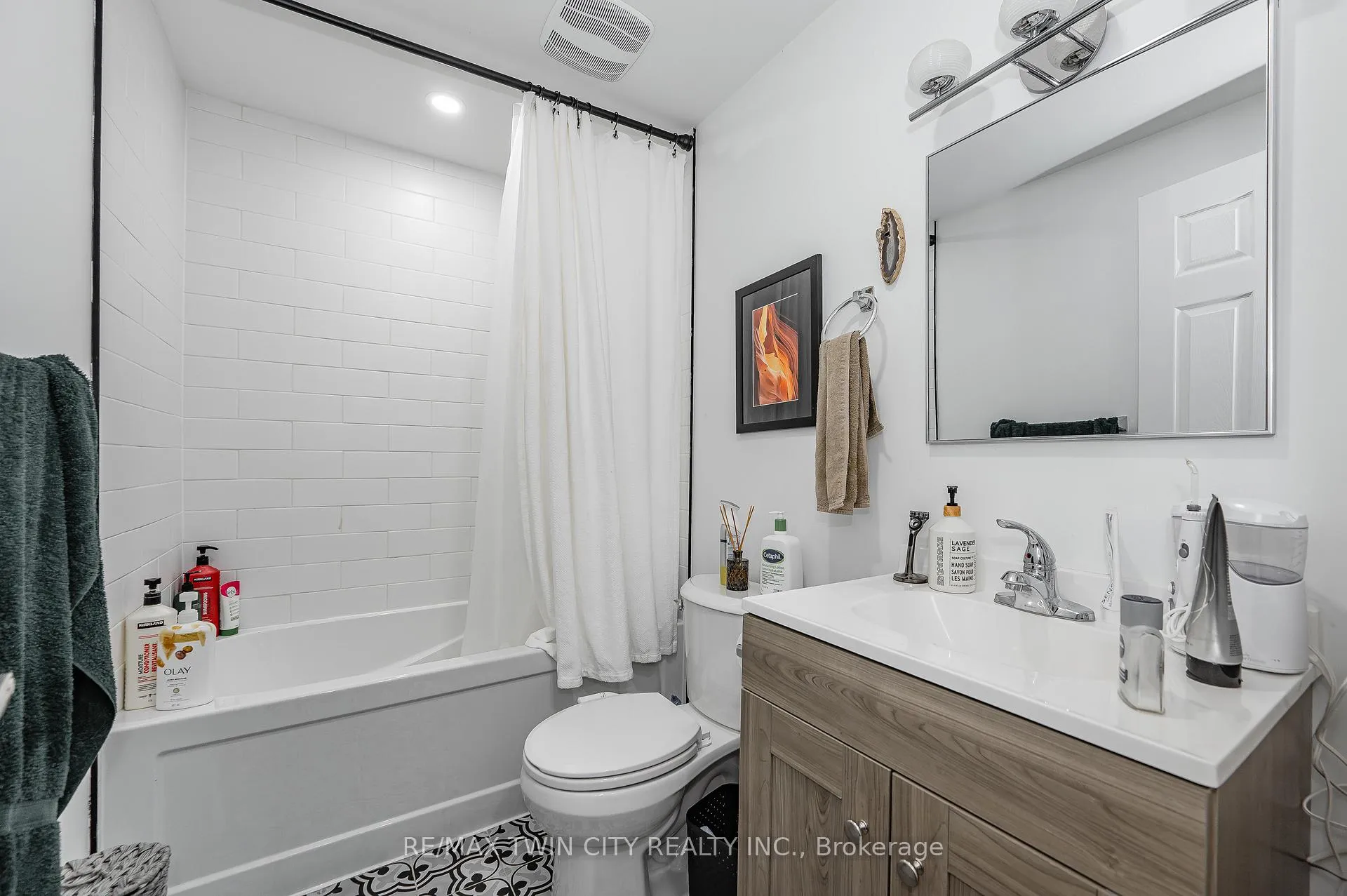 Photo 33 of 16 Overlea Crescent, Kitchener — HOMEH
