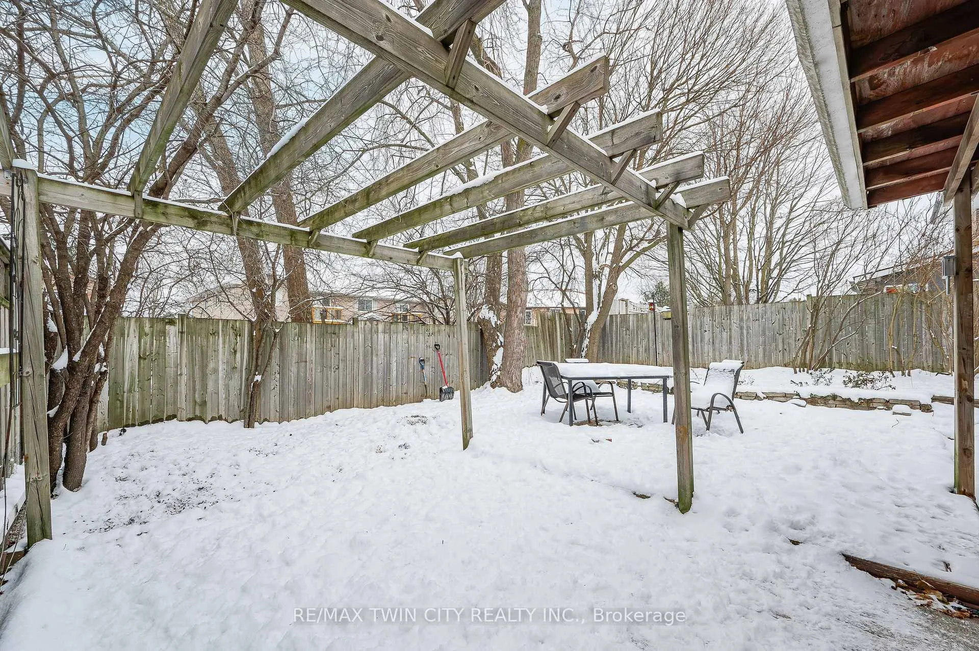 Photo 37 of 16 Overlea Crescent, Kitchener — HOMEH