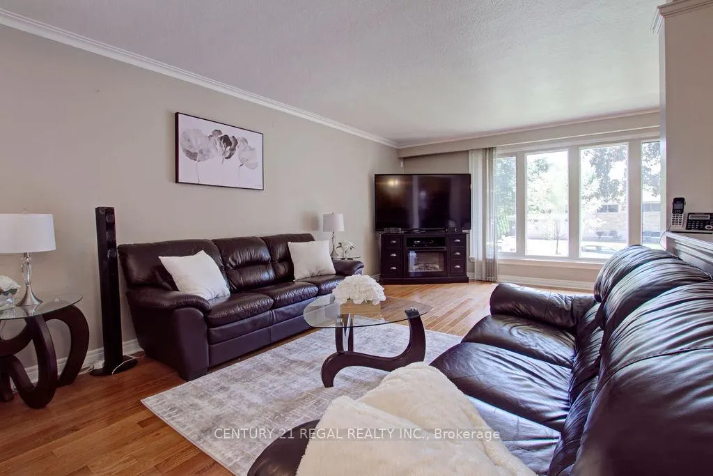 Photo 2 of 14 Thorpe Road, Etobicoke, Willowridge-Martingrove-Richview — HOMEH