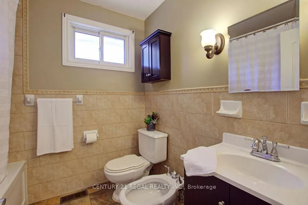 Photo 7 of 14 Thorpe Road, Etobicoke, Willowridge-Martingrove-Richview — HOMEH