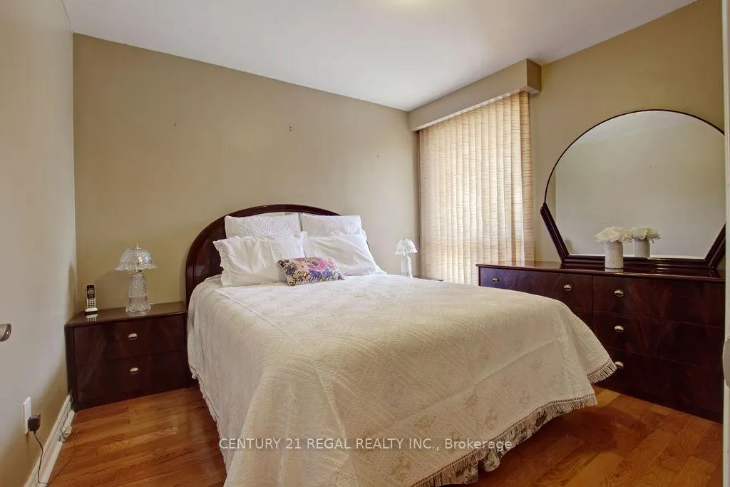 Photo 9 of 14 Thorpe Road, Etobicoke, Willowridge-Martingrove-Richview — HOMEH