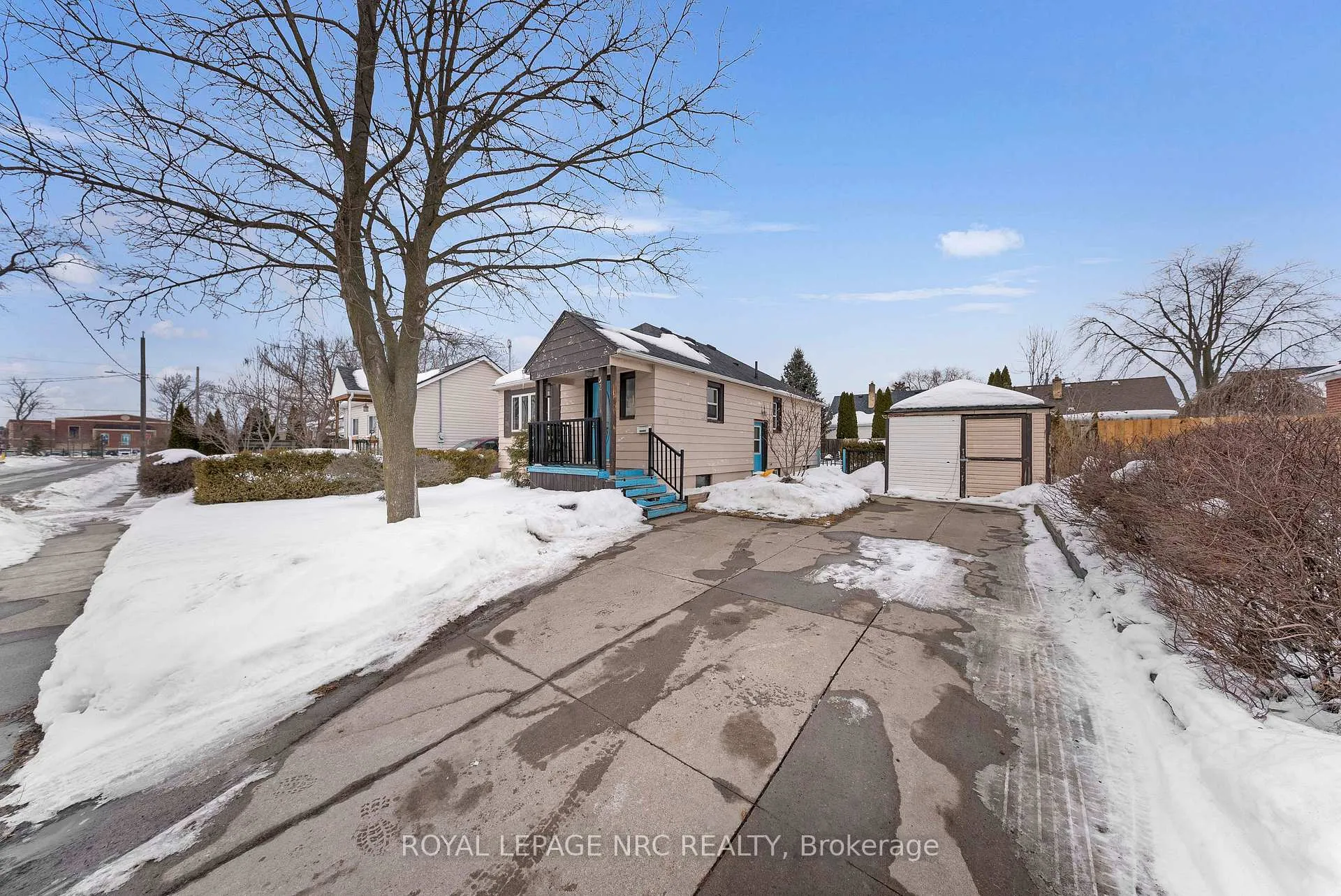 Photo 3 of 32 Ambrose Street, St. Catharines, Ridley — HOMEH