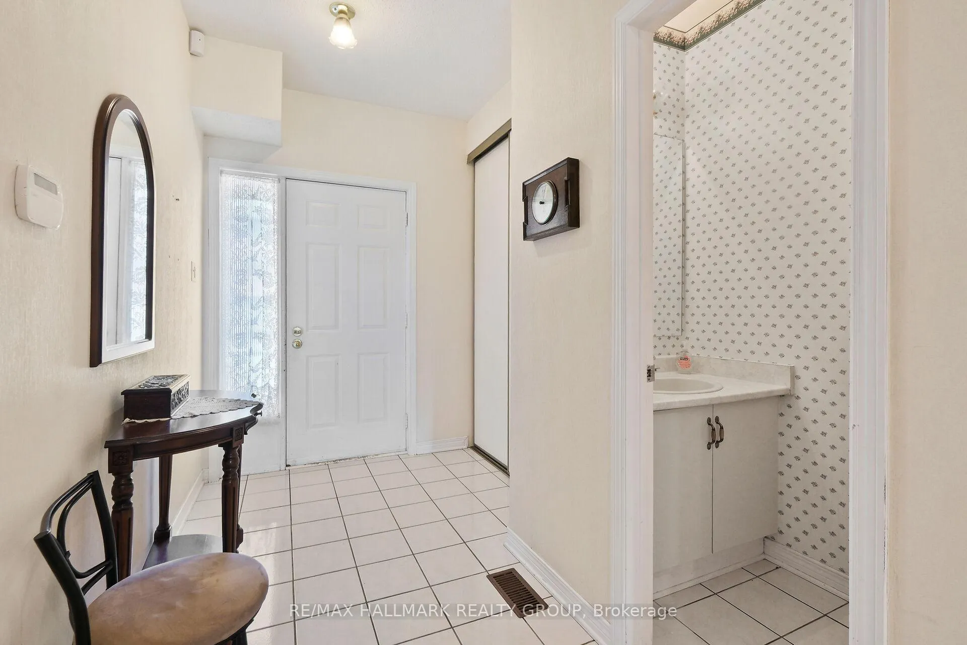 Photo 5 of 175 Dunbarton Court, Ottawa, Cardinal Glen — HOMEH