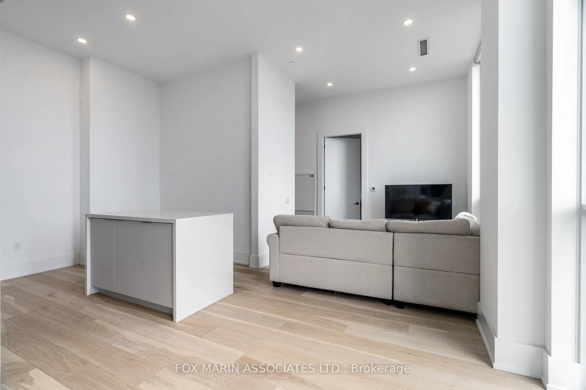 Photo 5 of Unit 4604, 39 Roehampton Avenue, Toronto, Mount Pleasant West — HOMEH