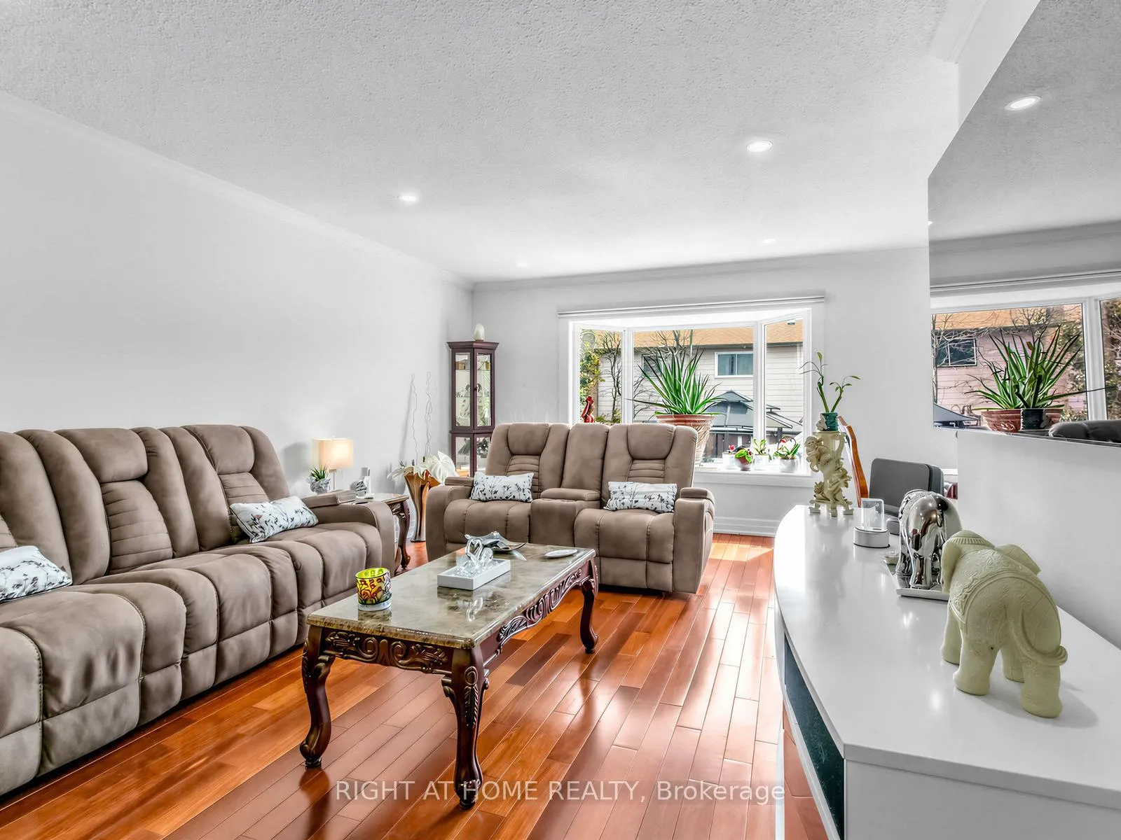 Photo 2 of 137 Beech Street, Brampton, Brampton North — HOMEH