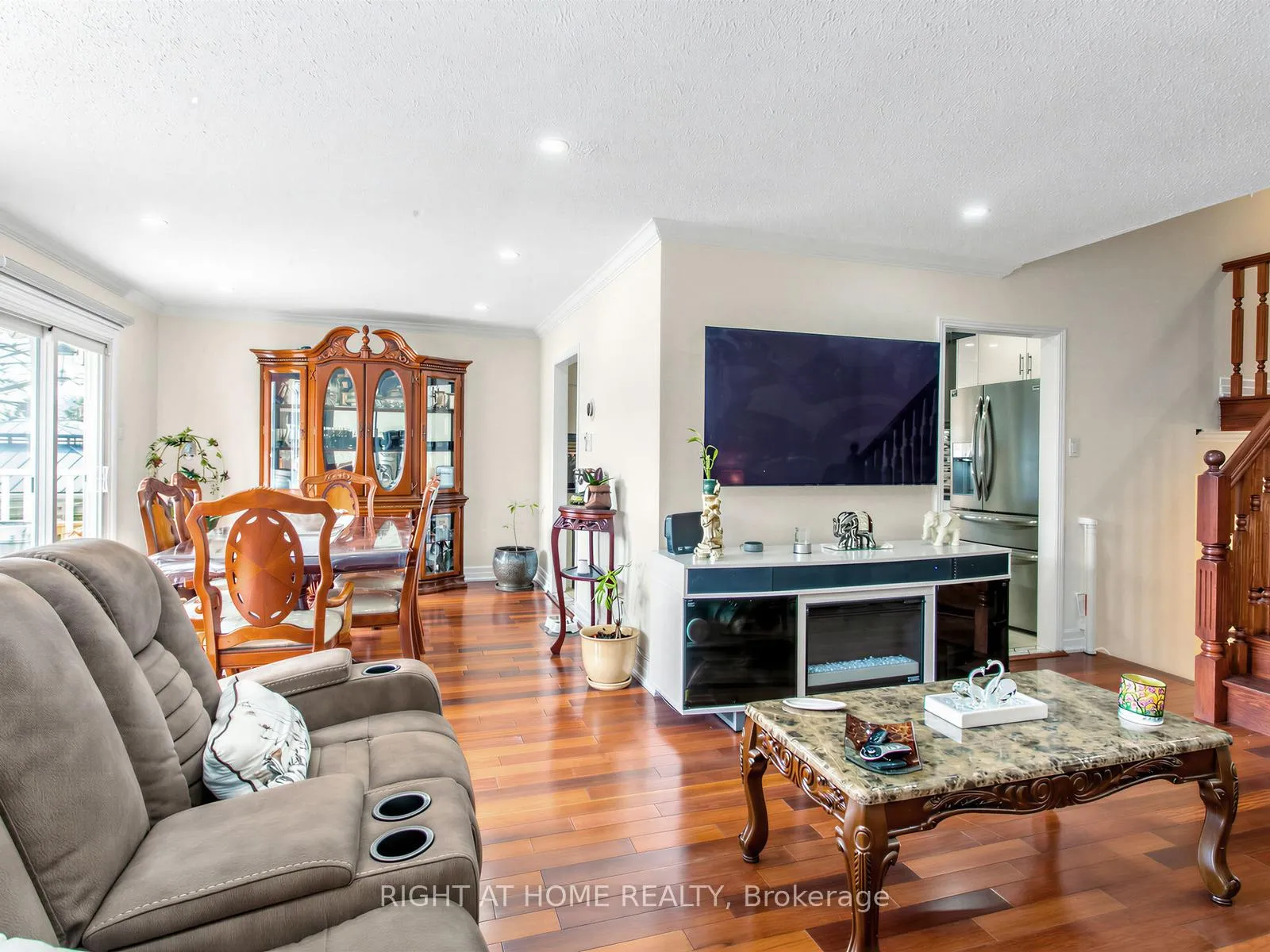 Photo 3 of 137 Beech Street, Brampton, Brampton North — HOMEH