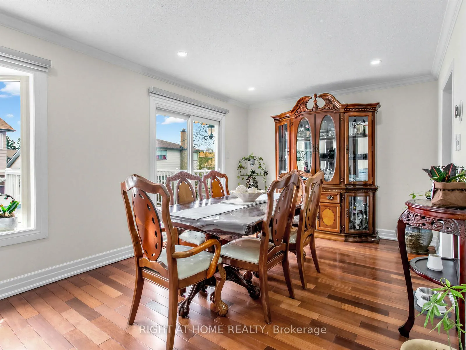 Photo 4 of 137 Beech Street, Brampton, Brampton North — HOMEH