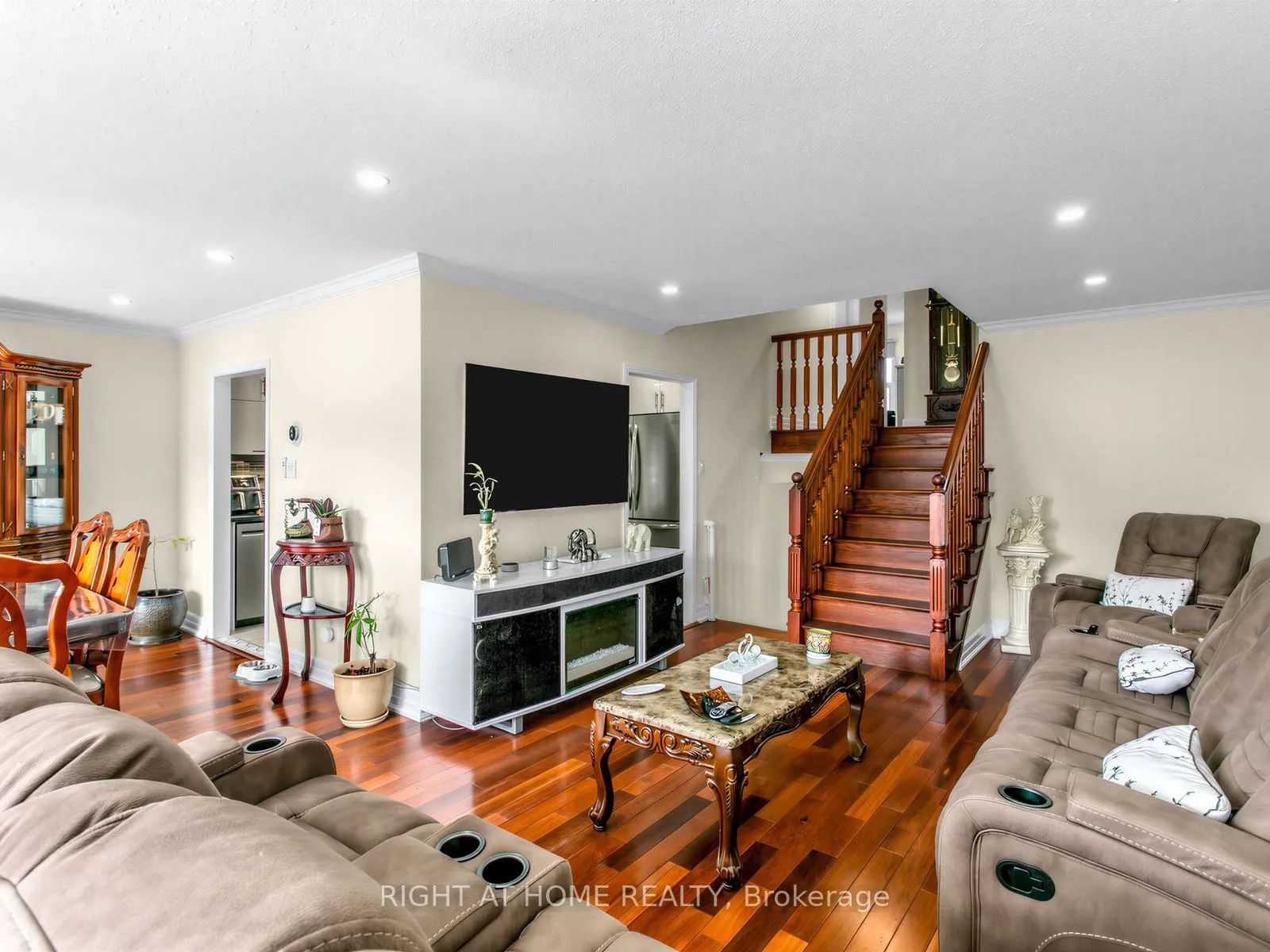 Photo 5 of 137 Beech Street, Brampton, Brampton North — HOMEH