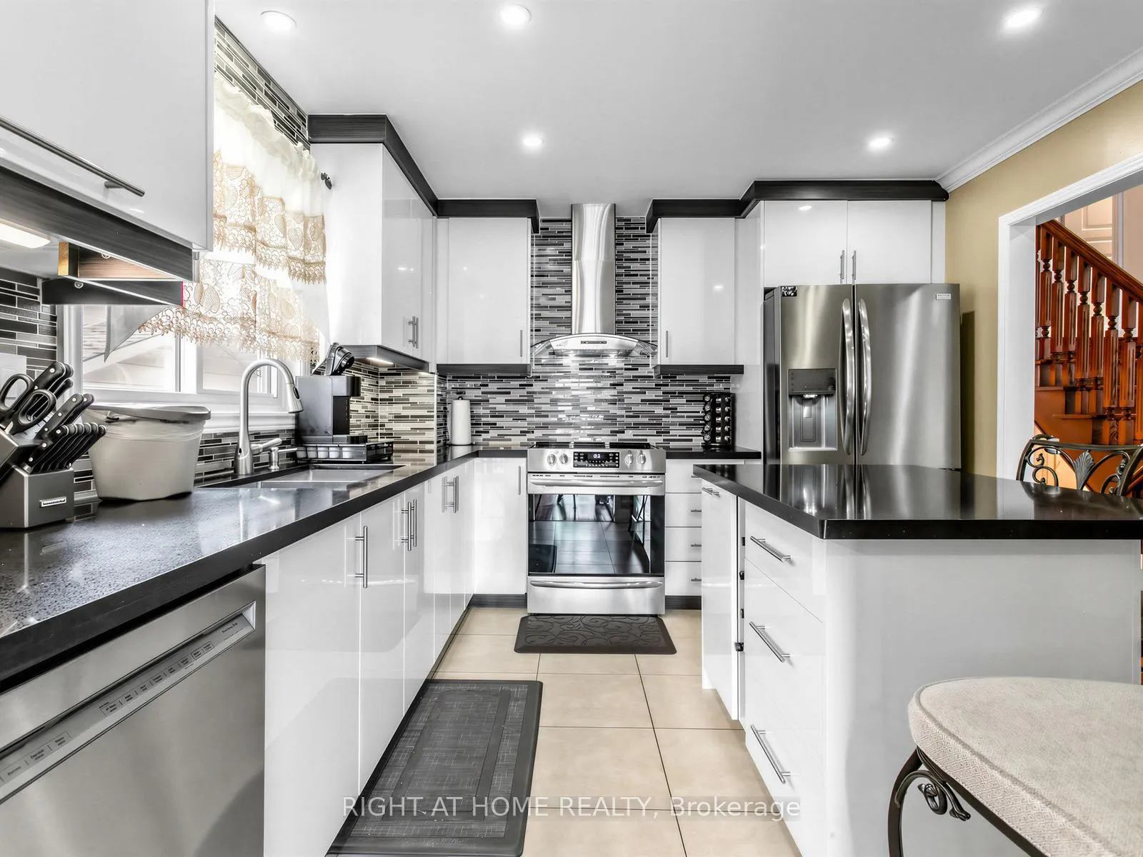 Photo 6 of 137 Beech Street, Brampton, Brampton North — HOMEH