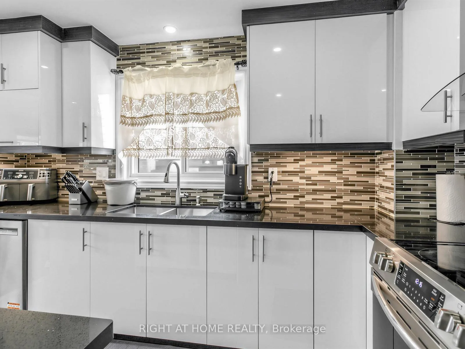 Photo 7 of 137 Beech Street, Brampton, Brampton North — HOMEH
