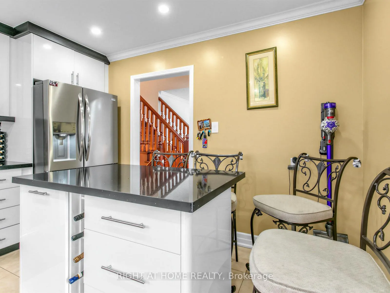 Photo 8 of 137 Beech Street, Brampton, Brampton North — HOMEH