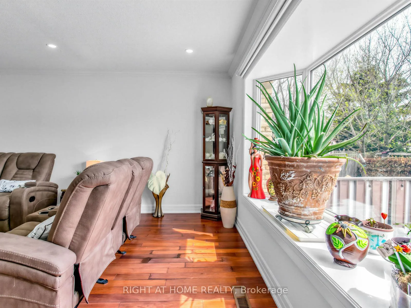 Photo 10 of 137 Beech Street, Brampton, Brampton North — HOMEH