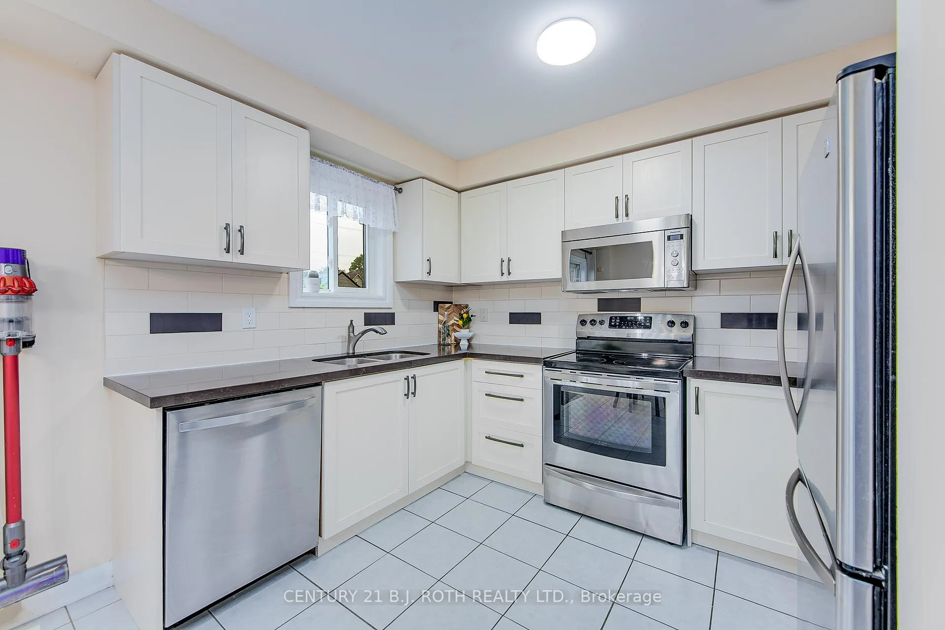 Photo 6 of 93 Hawthorne Crescent, Barrie, Ardagh — HOMEH