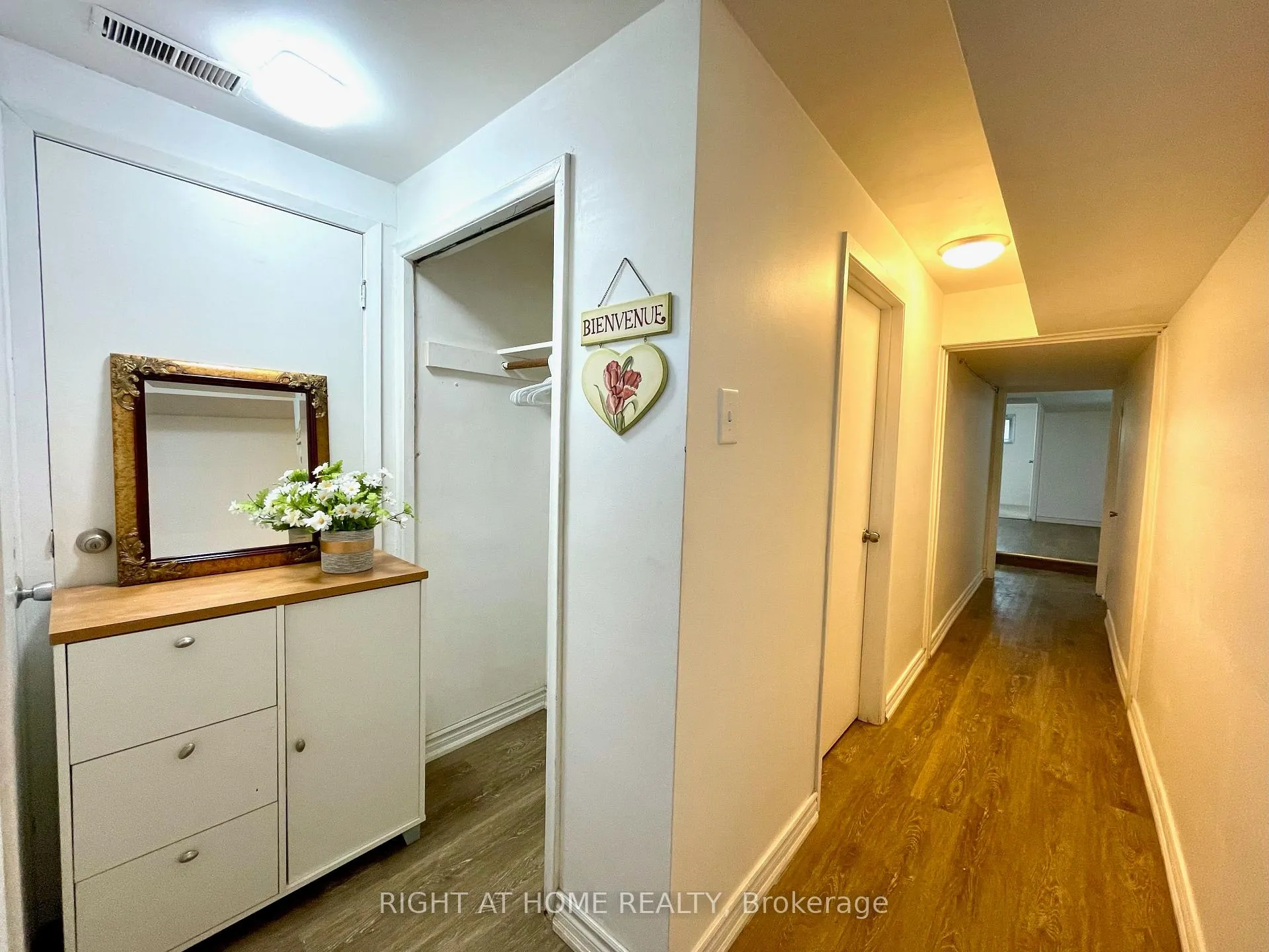 Photo 2 of Unit Bsmt, 3264 Fieldgate Drive, Mississauga, Applewood — HOMEH