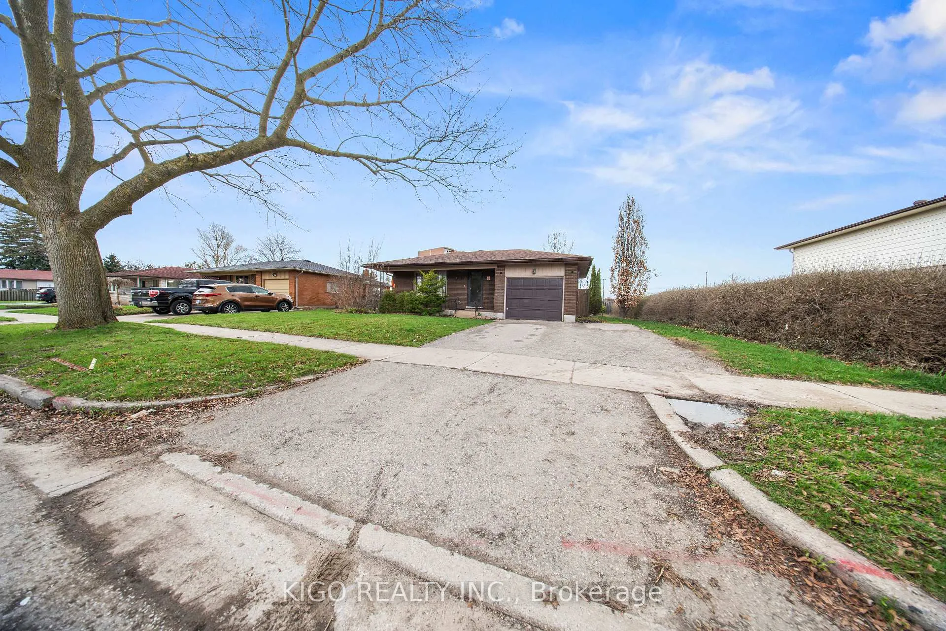 Photo 3 of 42 Tupper Crescent, Kitchener, Grand River North — HOMEH