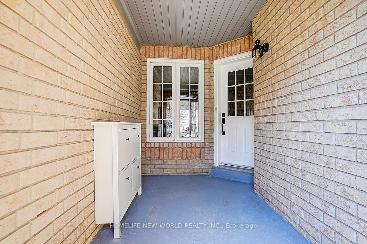 Photo 3 of 22 Stiles Avenue, Aurora, Bayview Northeast — HOMEH