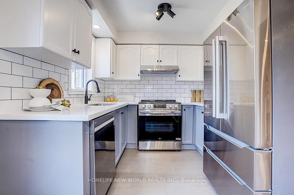 Photo 11 of 22 Stiles Avenue, Aurora, Bayview Northeast — HOMEH