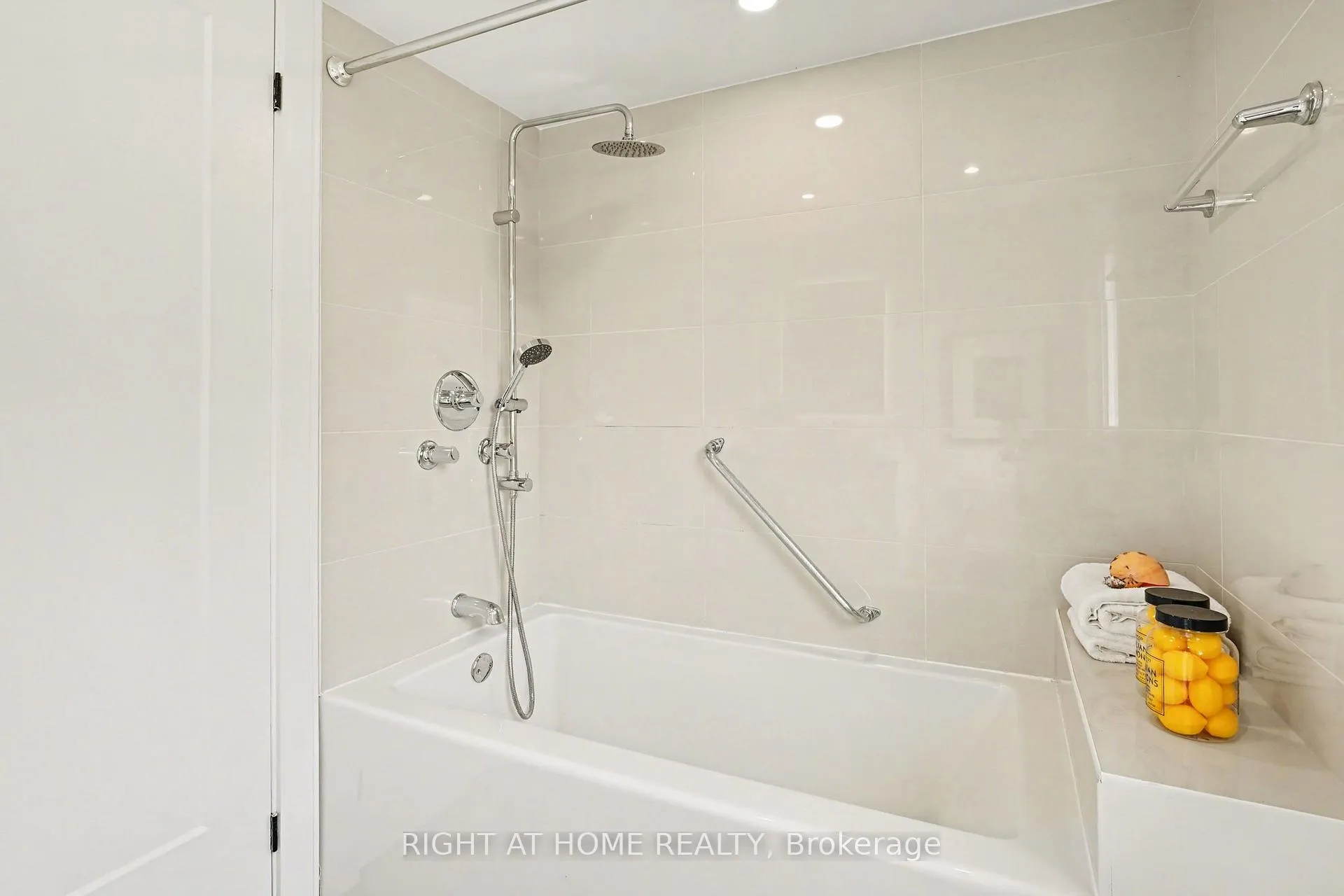 Photo 17 of 19 Lang Road, Markham, Thornlea — HOMEH