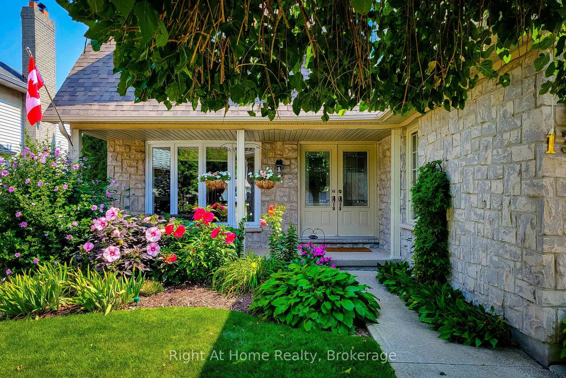 Photo 2 of 133 Lavender Drive, Hamilton, Iroquoia Heights — HOMEH