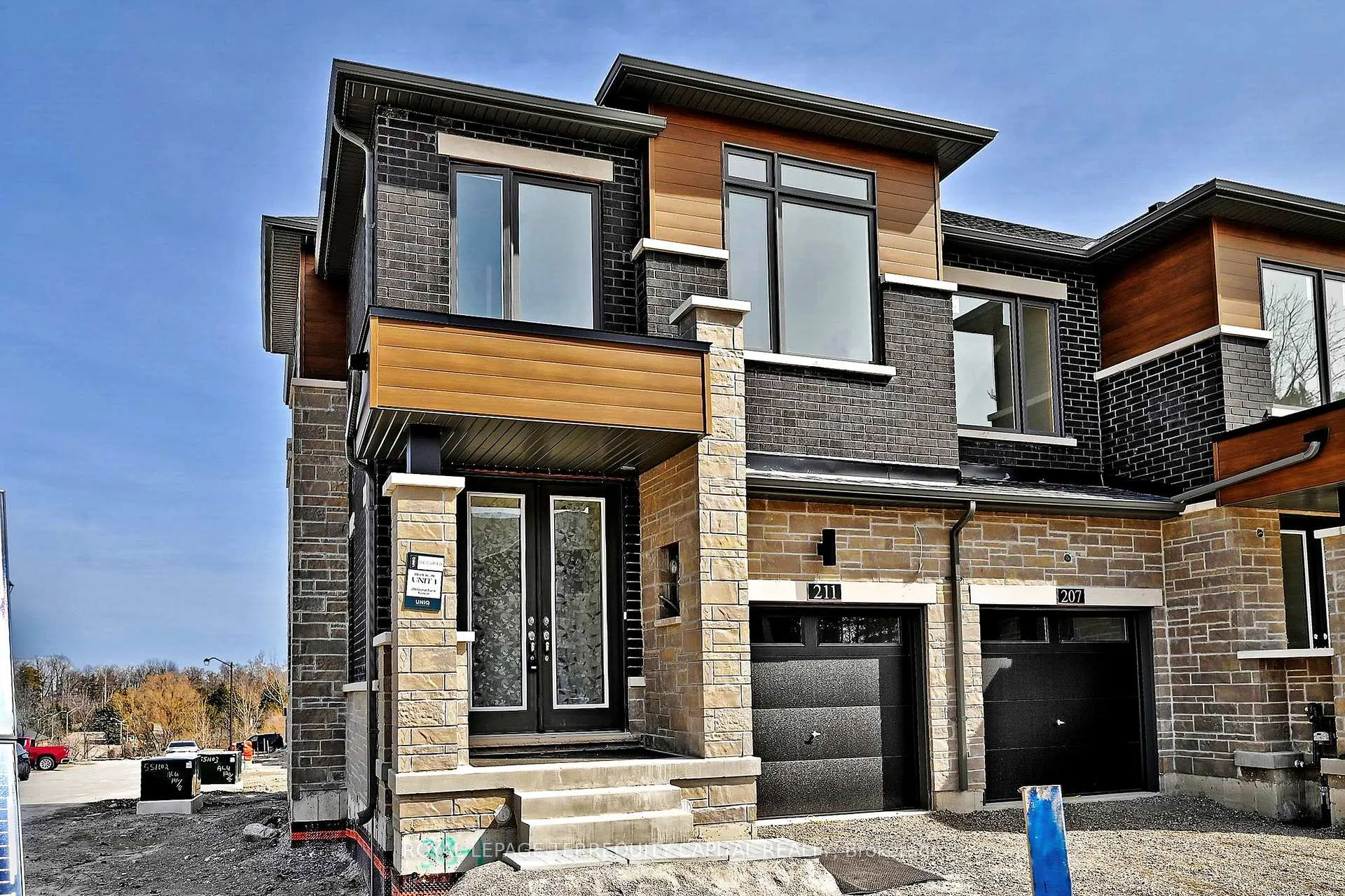 Photo 2 of 211 Grand Trunk Avenue, Vaughan, Patterson — HOMEH