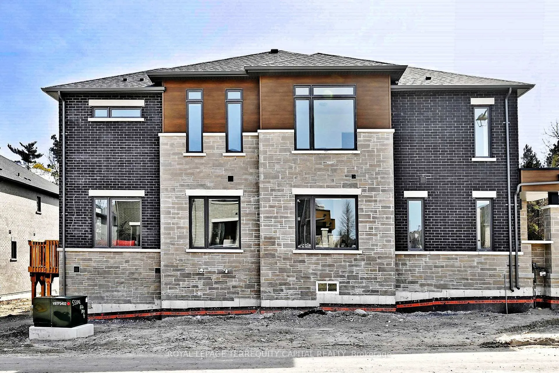 Photo 3 of 211 Grand Trunk Avenue, Vaughan, Patterson — HOMEH