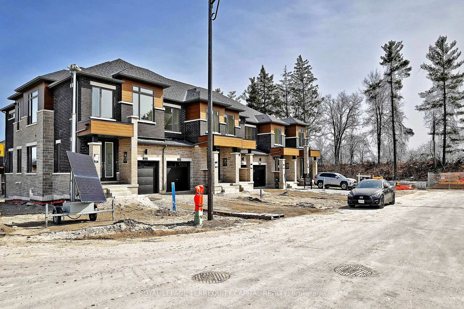 Photo 4 of 211 Grand Trunk Avenue, Vaughan, Patterson — HOMEH