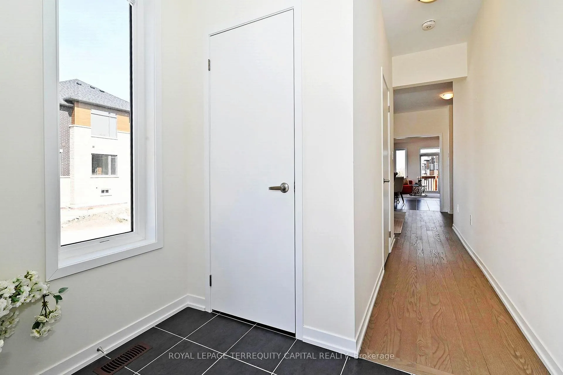 Photo 5 of 211 Grand Trunk Avenue, Vaughan, Patterson — HOMEH