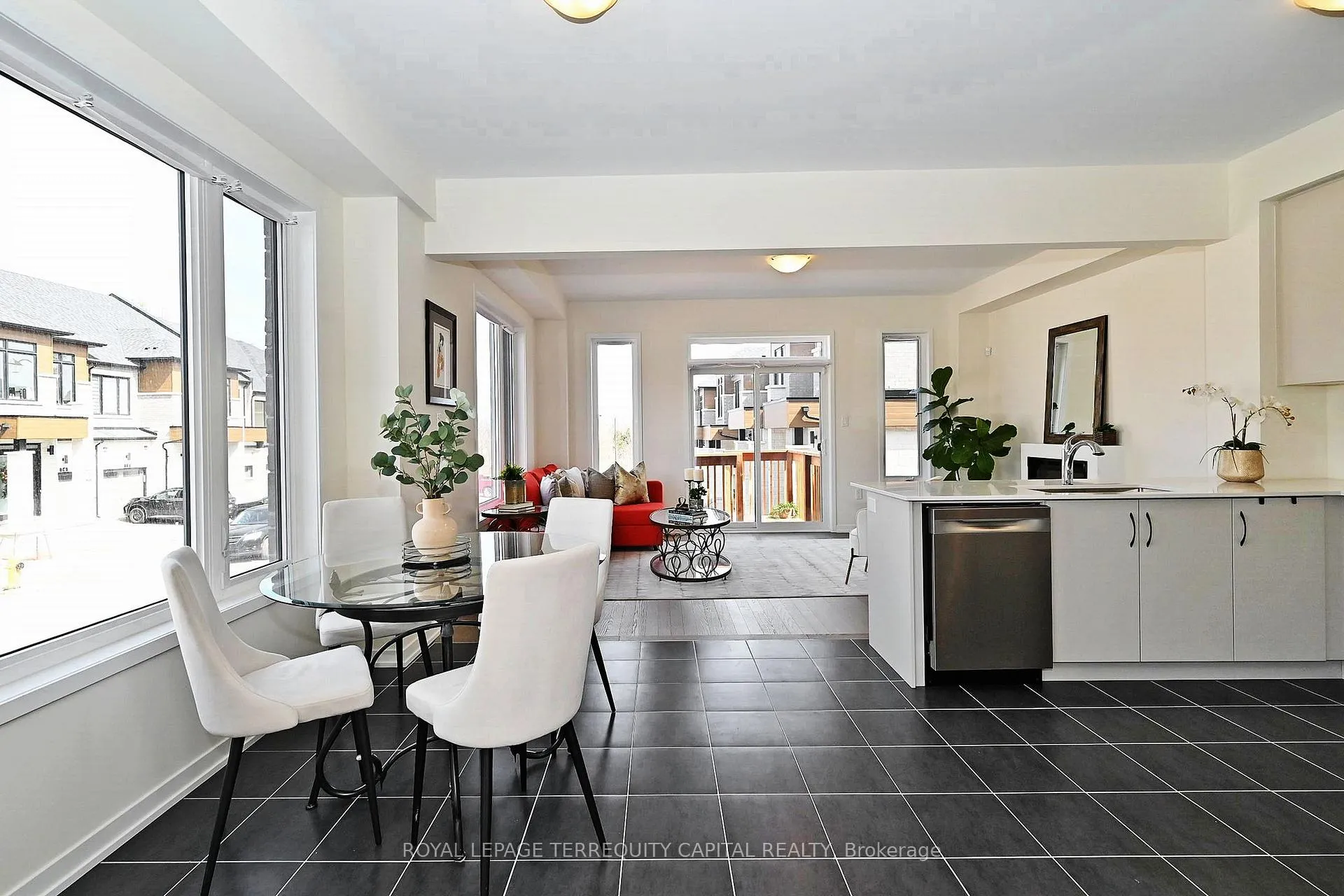 Photo 6 of 211 Grand Trunk Avenue, Vaughan, Patterson — HOMEH